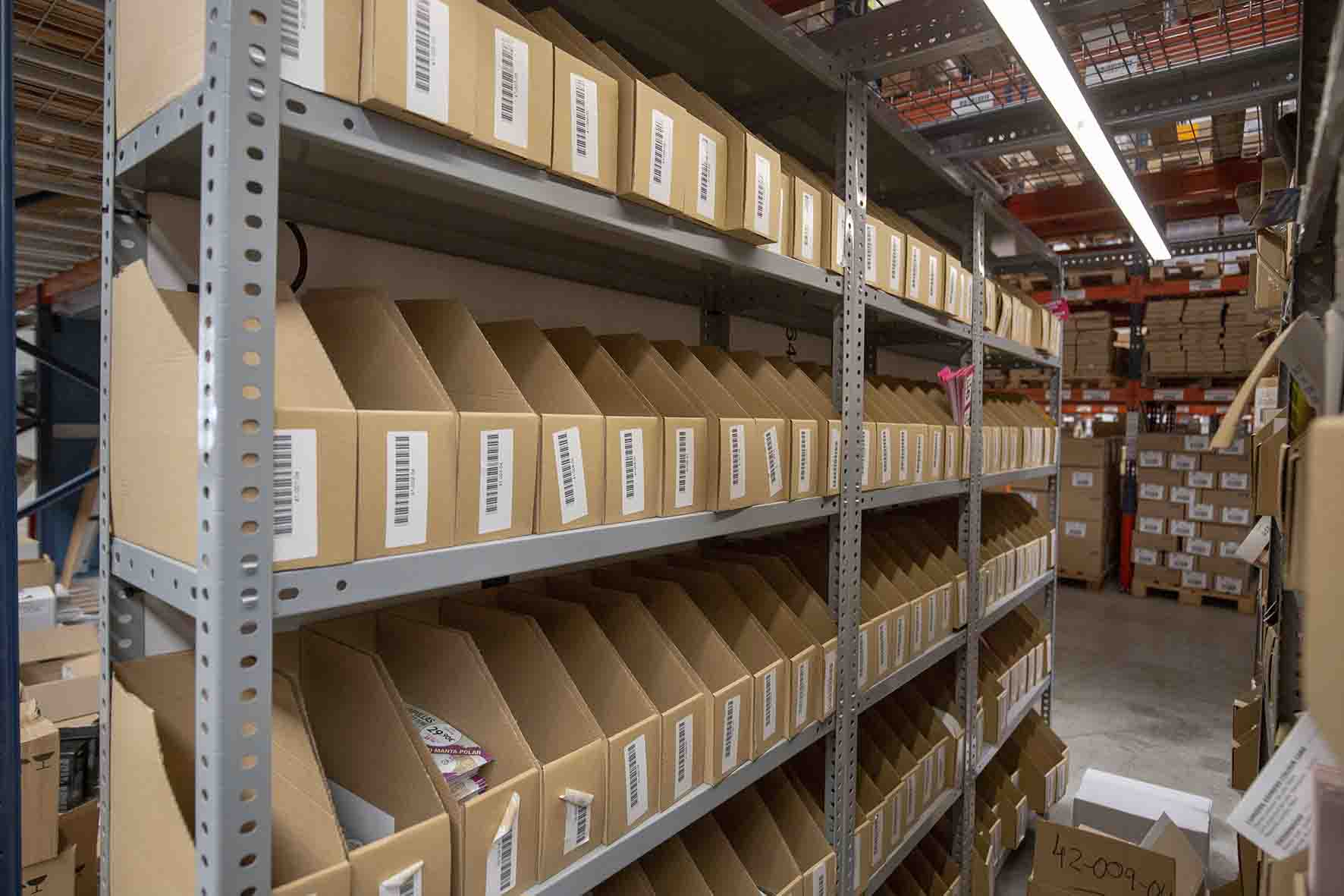 Estantería metálica con cajas de preparación de pedidos